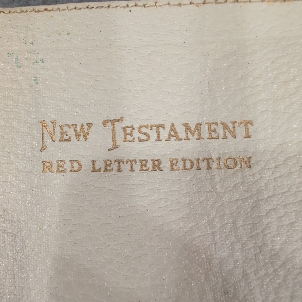 World Publishing KJV New Testament Red Letter Edition Zippered White Cross Case - Picture 2 of 10